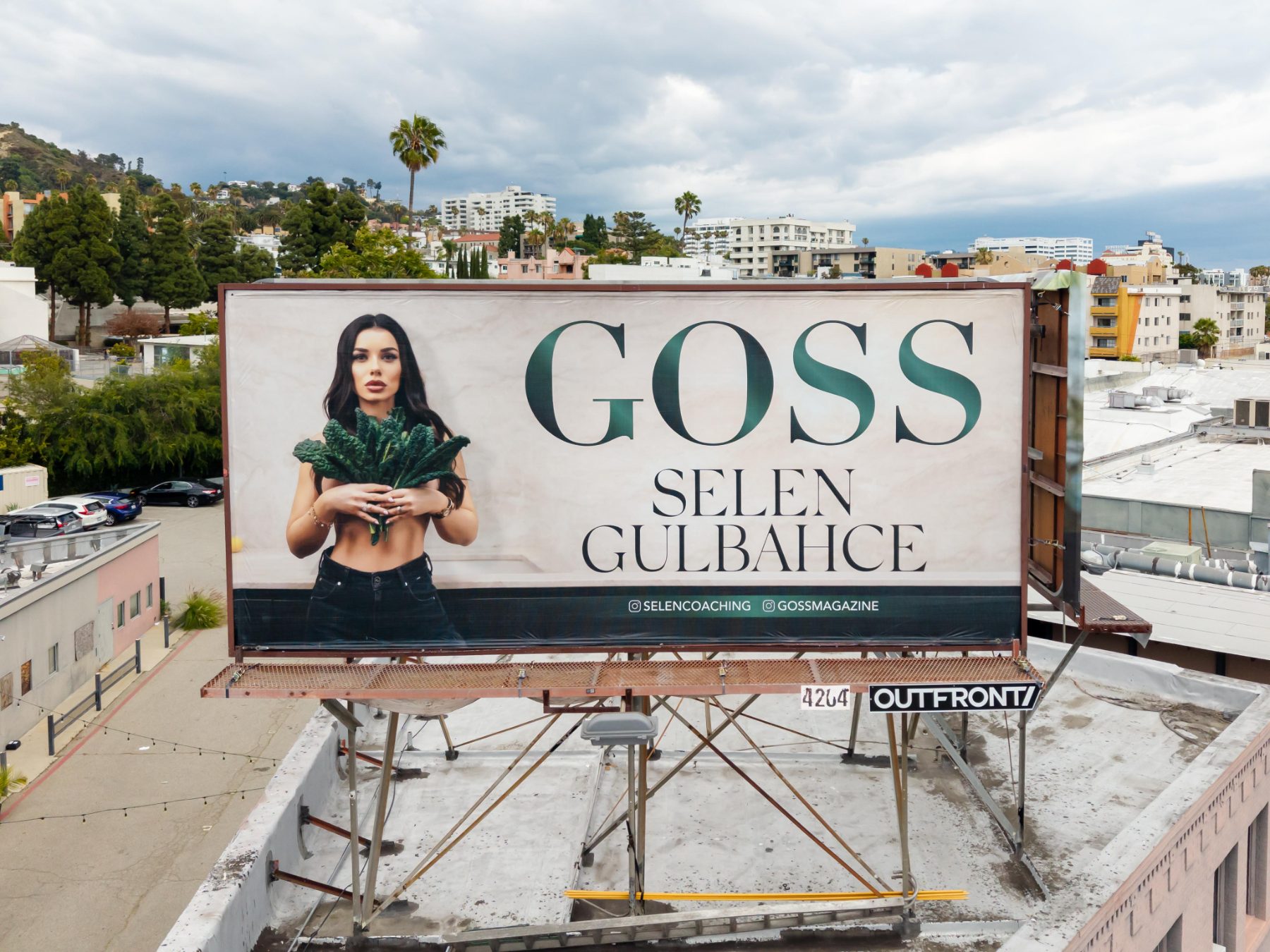 Selen Gulbahce en una valla de GOSS en Sunset Boulevard, Los Ángeles