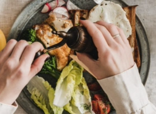Un plato real de verduras, halloumi y tomate
